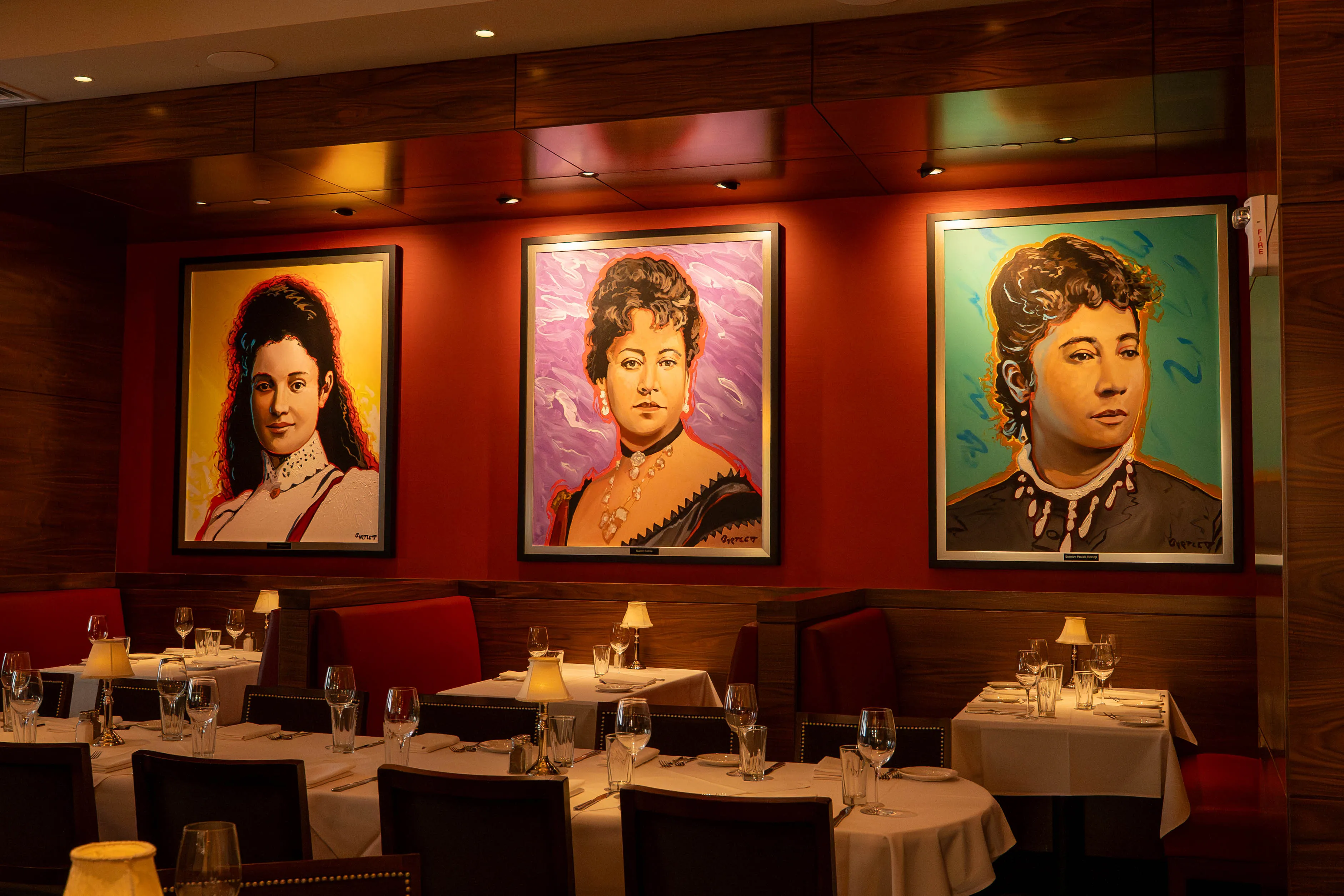 The Capaital Grilleの店内。壁にハワイ王朝のプリンセスの肖像画